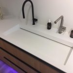 Corian_Rinnenwaschtisch_mit_Unterbau_beleuchtet